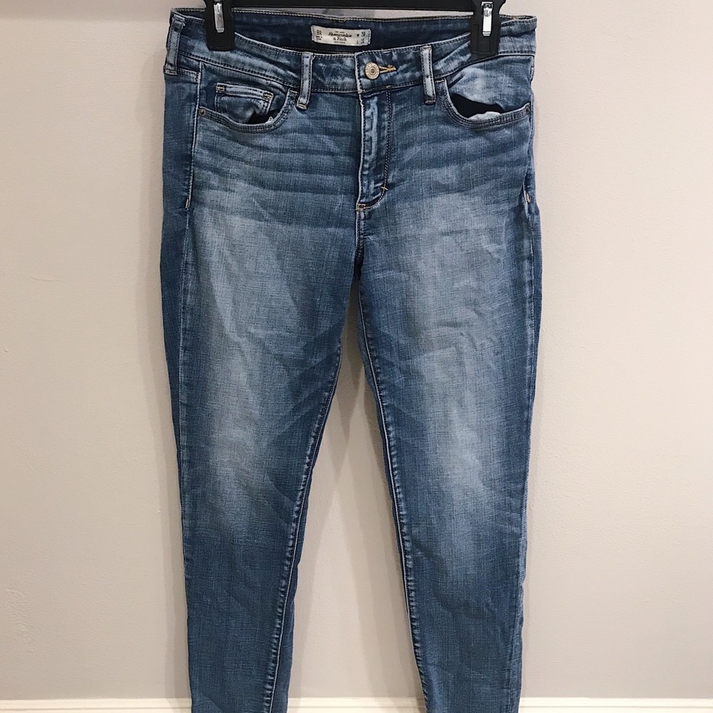 ABERCROMBIE MEDIUM WASH NEVER WORN